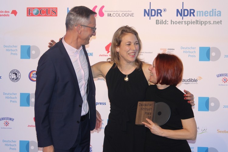 Judith Lorentz mit Labelchef Robert Wildgruber und der Programmverantwortlichen von Random House