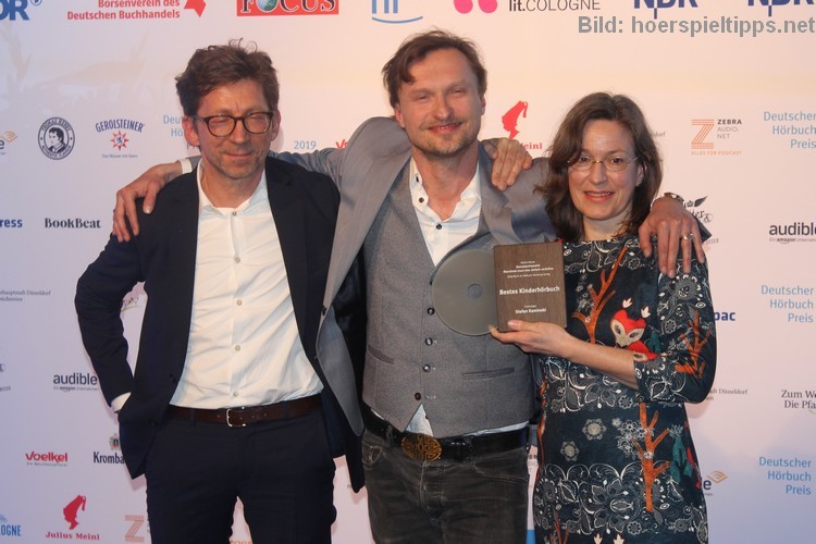 Stephan Kamiski (Mitte) mit Johannes Stricker und Dörte Brunotte vom Verlag Silberfisch